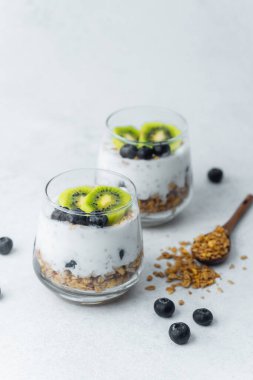 Sağlıklı granola parfe kivi ve yaban mersinli cam.