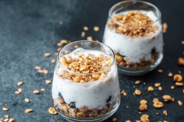 Koyu arkaplanda granola ve yoğurtlu parfümler.