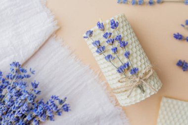 Pastel arka planda lavanta ile dekore edilmiş el yapımı balmumu.
