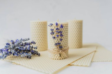 Lavanta ile süslenmiş el yapımı balmumu mumlar.