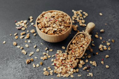 Granola kasesi ve kepçeyle karışık mısır gevreği.