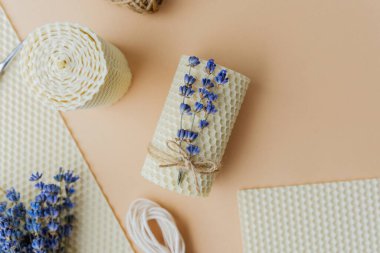 Balmumu mumu seti, lavanta ve bej arka planda araçlar.