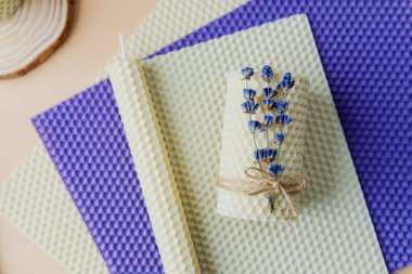 Lavanta demeti ve balmumu örtüsü mum yapımı için hazırlandı.