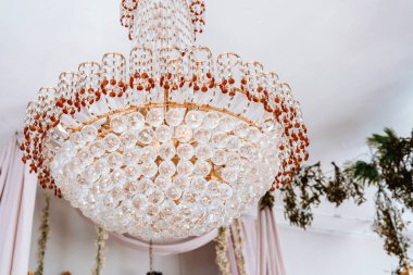 Büyüleyici bir kristal avize zarif detaylarla dolu şık bir odayı aydınlatıyor..