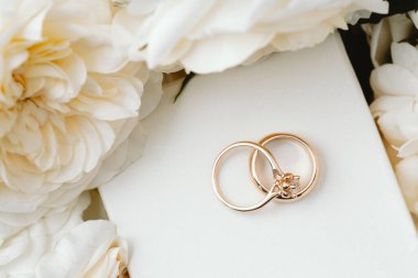 Altın yüzükler hediye kutusunda.