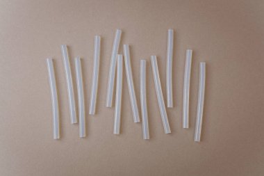 Kahverengi arkaplanda sıralanmış şeffaf yapıştırıcılar