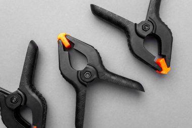 Turuncu uçlu siyah plastik kıskaçlara yakın çekim