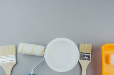 Boya kovası ve araç gereçler ve iç yenileme ve ev boyama konsepti için fırçalar dahil üst görünüm