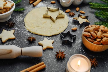 Sıcak tatil atmosferi ve yaşam tarzı konsepti için badem ve mumla yapılan sıcak bir Noel yemeği.