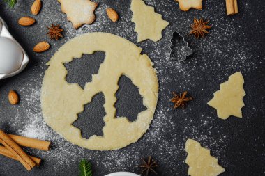Noel kurabiyesi hamuru ve Noel mutfağı temalı şenlikli ve baharatlı badem pişirme seti.