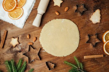 Noel aşçılığı ve kırsal gıda konsepti için ahşap masa üzerinde şenlikli kurabiye hamuru ve pişirme seti