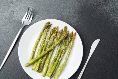 Kuşkonmaz ustalıkla kaplanmış ve susam tohumlarıyla kaplanmış, tadını çıkarmaya hazır..