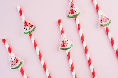  Kapalı çizgili karpuz pipetleri yaz yemeği konsepti için pastel pembe arka planda
