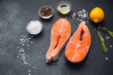 Taze somon filetoları baharatlar, tuz, limon ve hazırlık için bitkilerle çevrilidir..