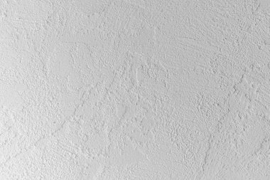 Beyaz duvar iç estetiği geliştiren iç dokuları ve desenleri birbirine bağlar..