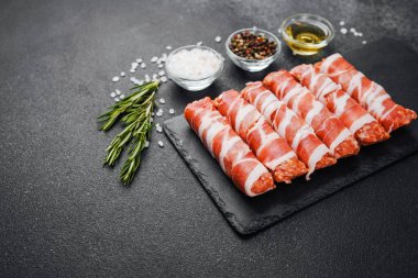 Jambona sarılmış sosis siyah tahta ve baharatlı.