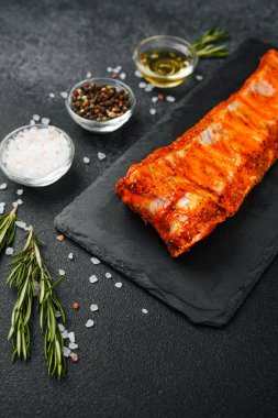 Biberiye ve baharatla marine edilmiş domuz pirzolası.