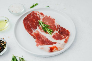 Biberiye ve biberli pişmemiş domuz bifteği.