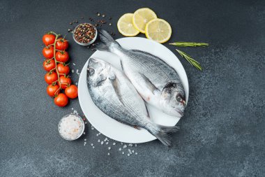 Çiğ dorado balığı, domatesli limon ve baharatlı beyaz tabak.