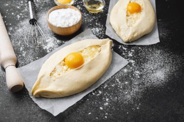 Khachapuri 'yi yumurta ve unla koyu mutfak masasında yan görüyorum.