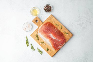 Jambon dilimleri tuz, otlar ve baharatlarla dilimlenmiş.