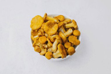 Bir kasedeki canlı chanterelle mantarları benzersiz şekillerini vurgular..