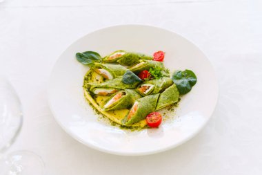 Krem peynirle doldurulmuş lezzetli ıspanaklı krep ve yanında da vişneli domates..