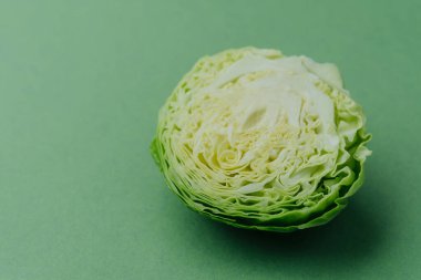 Ayrıntılı yaprak yapısını gösteren yarım yamalak lahana.