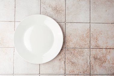 Kırsal fayans arkaplan görünümünde boş beyaz seramik plaka