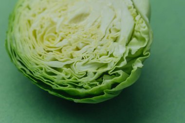 Ayrıntılı yaprak yapısını gösteren yarım yamalak lahana.