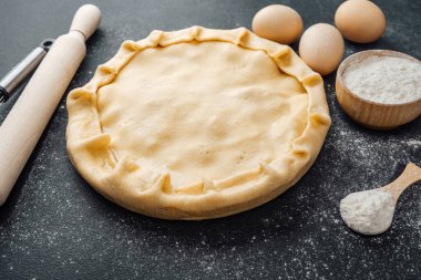 Turta hamurunu merdaneyle hazırlamak ve farklı pişirme malzemeleri hazırlamak..