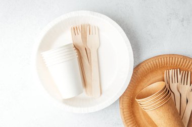 Kağıt bardak ve ahşap çatallı beyaz ve kahverengi tek kullanımlık sofra takımı