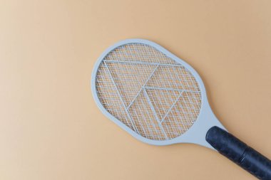 Bej arkaplanda elektrik hata ayıklayıcı