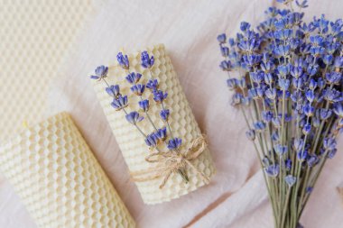 Pastel arka planda lavanta ile dekore edilmiş el yapımı balmumu.