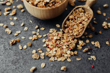 Granola kasesi ve kepçeyle karışık mısır gevreği.