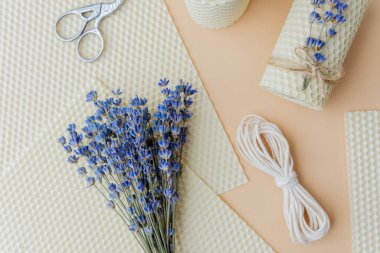 Balmumu mumu seti, lavanta ve bej arka planda araçlar.