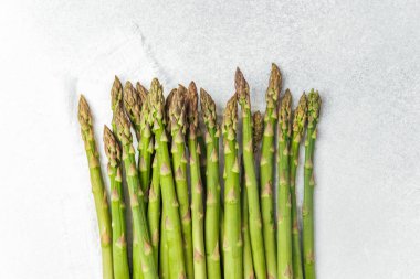 Parlak yeşil kuşkonmaz düzgün hizalanmış, pişirmeye ya da servis etmeye hazır..