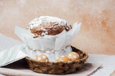 Elle boyanmış papatya yumurtalı geleneksel Paskalya pastası. Ev yapımı şenlik malzemeleri ve dekorasyonu.