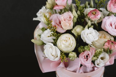 Göz kamaştırıcı bir buket, çeşitli pembe ve beyaz çiçekleri özenle sergiler..