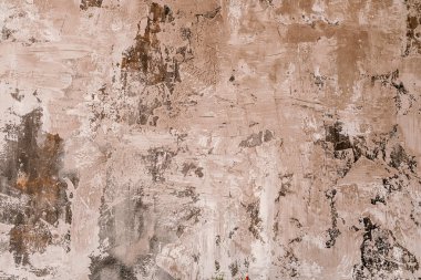 Karmaşık dokuları ve soyut desenleri olan nötr duvar tasarımı gösterir.