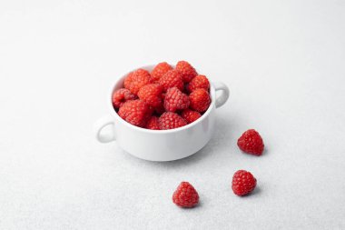 Atıştırmalık ya da kahvaltı konsepti için bir kase taze ahududu.