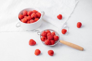 Tarif hazırlama veya organik diyet konsepti için mermer üzerine ahududular.