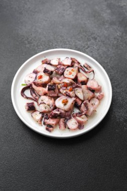Akdeniz mutfağı veya sağlıklı deniz ürünleri konsepti için beyaz tabakta ahtapot salatası