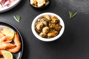 Karides, ahtapot, zeytin, deniz ürünleri tabağı veya tapas konsepti için sarımsak.