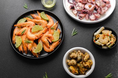 Blog veya deniz ürünleri konsepti için zeytinli karides ve ahtapot salatası.