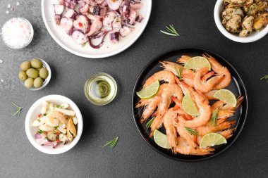 Karides, ahtapot, midye ve zeytinli deniz ürünleri tabağı tapas veya akşam yemeği paylaşım konsepti