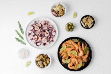 Açık büfe, yemek servisi ya da menü konsepti için beyaz masada karides ve ahtapot çeşitleri