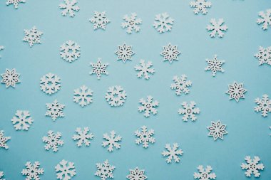 Noel için mavi zemin üzerinde kar taneleri, mevsimlik selamlama veya tatil modelleme konsepti