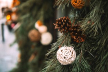 Çam kozalaklarıyla süslenmiş bulanık çam dalları ve rustik, doğa ve noel pazarı kavramları için doğal süsler.