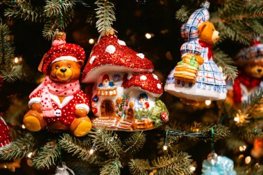 Mantar evi ve oyuncak ayıyla Noel ağacı süslemeleri hikaye anlatma, neşe ve bayram temaları için